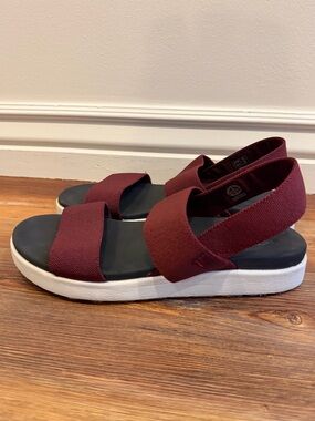 Keen Women’s Elle Burgundy Sandals Open toe  size 9